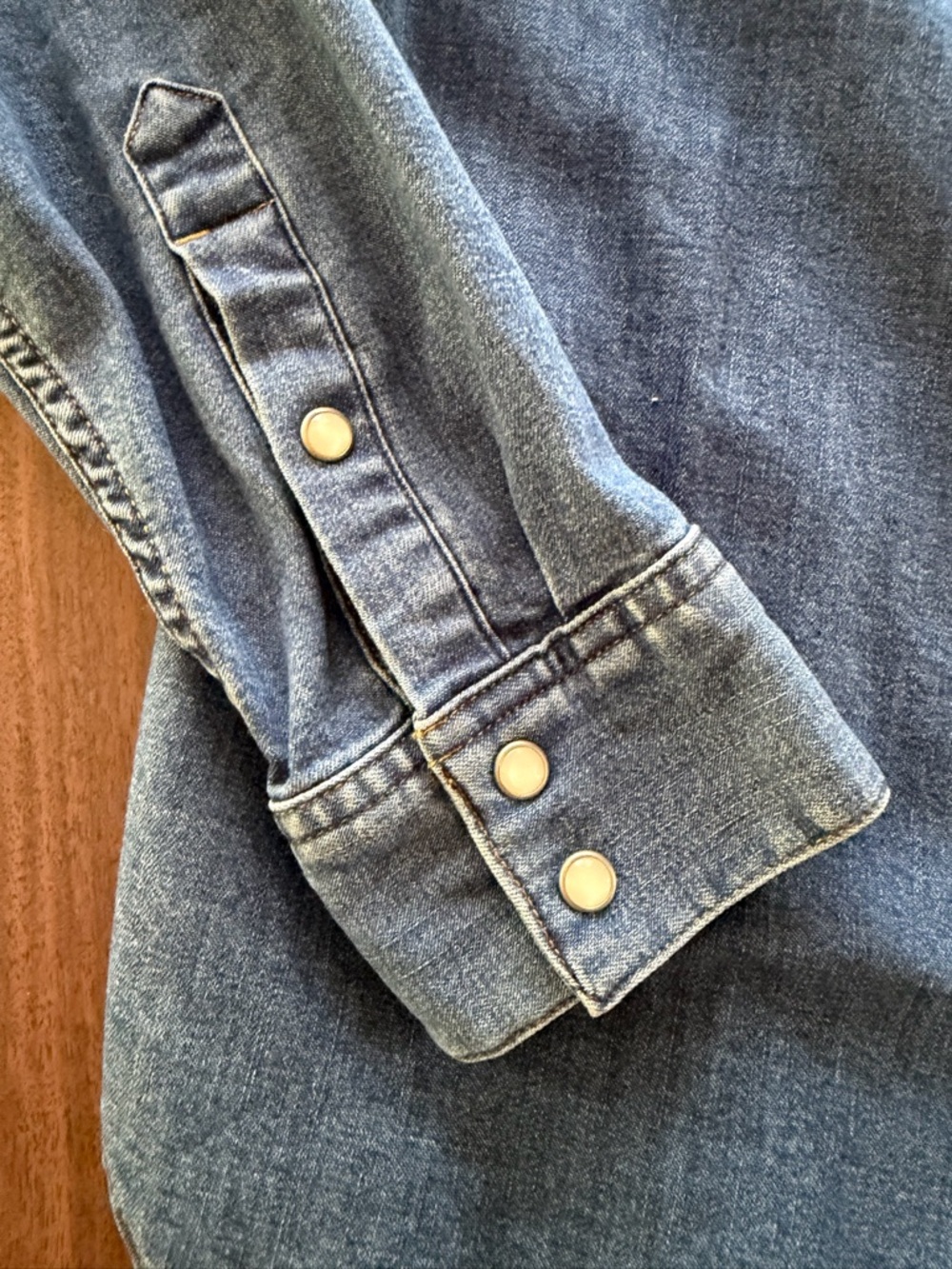 Levi's Women's Denim Western Shirt - Medium Blue NWT - Picture 4 of 4